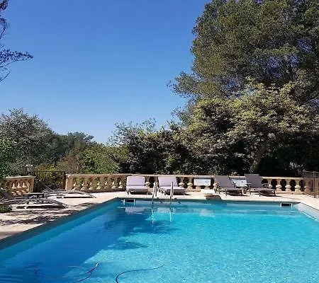 Le Domaine D'alezen Grans